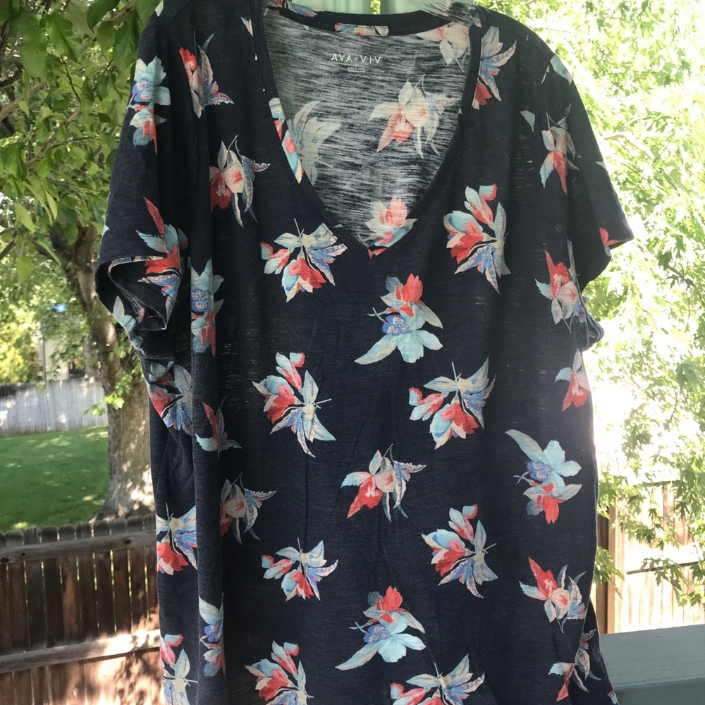 Colorful floral tee 🌺